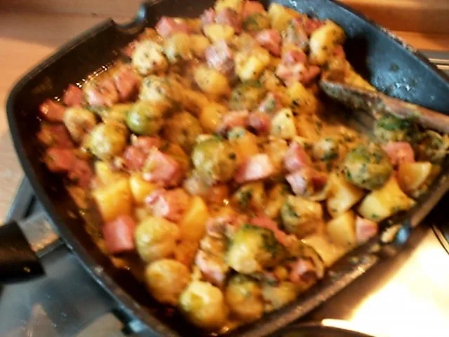 Pfannengericht:Kasselerpfanne mit Rosenkohl und Kartoffeln - Rezept