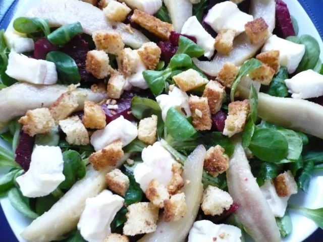 Rezept: Feldsalat mit Brie und Honigbirne Feldsalat mit Brie und Honigbirne - Rezept