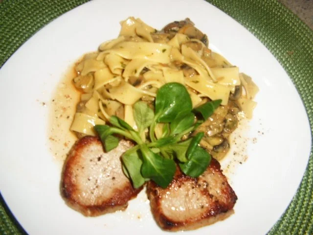 Rezept: Kalbsmedaillons mit Champignonnudeln Kalbsmedaillons mit Champignonnudeln - Rezept