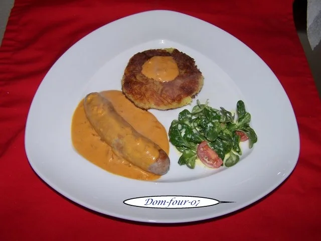 Frische grobe Bratwurst mit selbstgemachter Currysoße und Rösti aus rohen Kartoffeln - Rezept