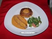 Frische grobe Bratwurst mit selbstgemachter Currysoße und Rösti aus rohen Kartoffeln - Rezept