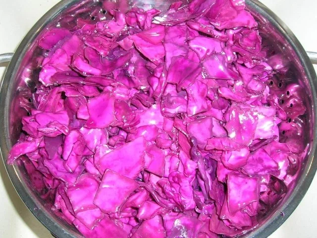gezupfter Rotkohl  und 1 Woche eingelegt  neben Hasenkeulen und Knödeln - Rezept - Bild Nr. 2