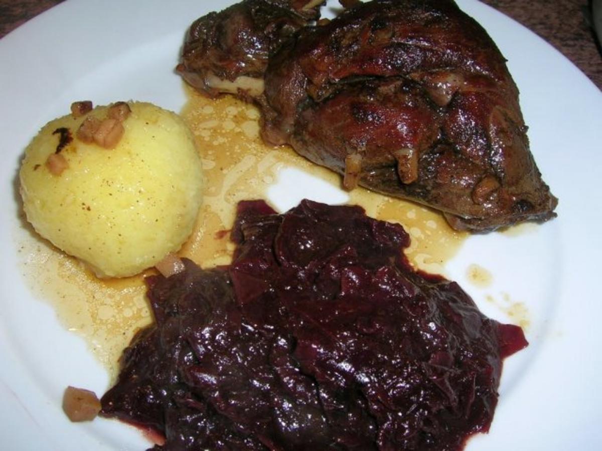 Bilder für gezupfter Rotkohl und 1 Woche eingelegt neben Hasenkeulen und Knödeln - Rezept