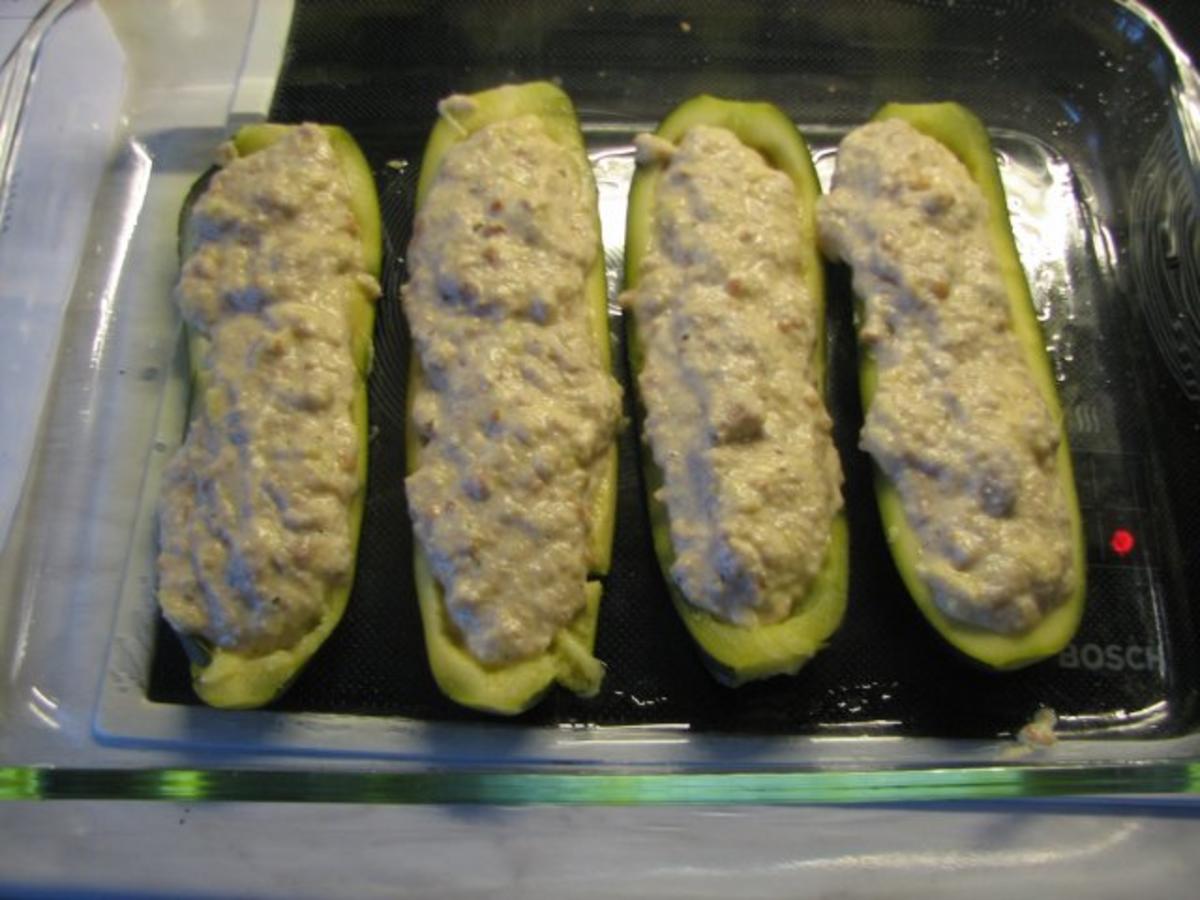 Gefüllte Zucchini mit Tomatensauce und Naturreis - Rezept - kochbar.de