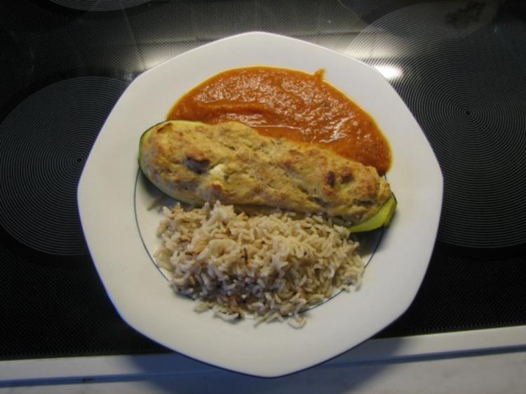 Gefüllte Zucchini mit Tomatensauce und Naturreis - Rezept - kochbar.de