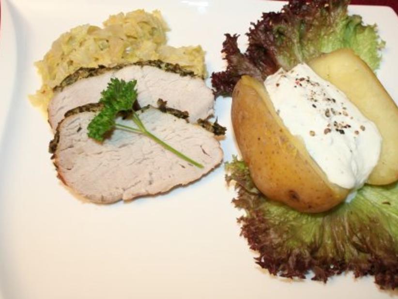 Salzbraten mit Senfkruste an Wirsinggemüse und Folienkartoffel mit ...