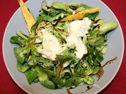 Feldsalat mit Roter Bete, Ziegenkäse und Polentaplätzchen - Rezept