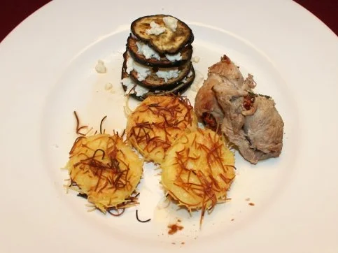 Italienische Roulade an Auberginen-Feta-Türmchen und Knusperplätzchen - Rezept