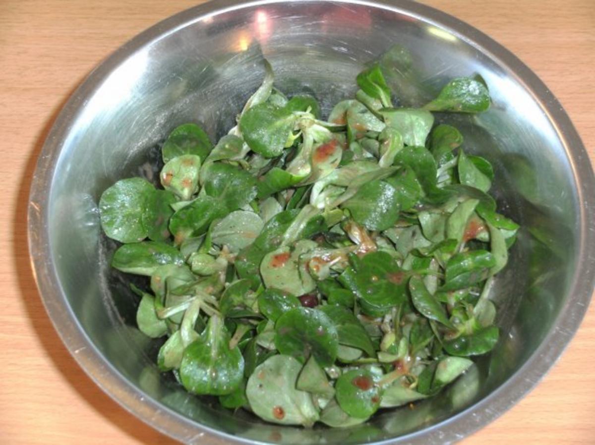 Salat: Feldsalat mit Preiselbeer-Chilisauce - Rezept