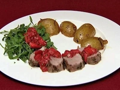 Schweinefilet im Salbei-Rosmarin-Mantel mit Erdbeer-Salsa auf Rucolasalat (Miriam Pede) - Rezept