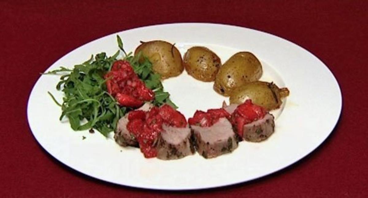 Schweinefilet im Salbei-Rosmarin-Mantel mit Erdbeer-Salsa auf
Rucolasalat (Miriam Pede) - Rezept von Das perfekte Promi Dinner