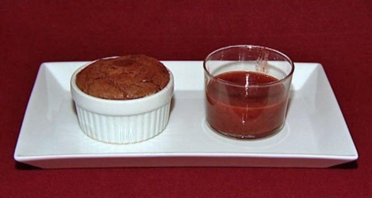 Halbflüssiger Schokokuchen mit Erdbeeren und Vanilleeis (Miriam Pede) - Rezept