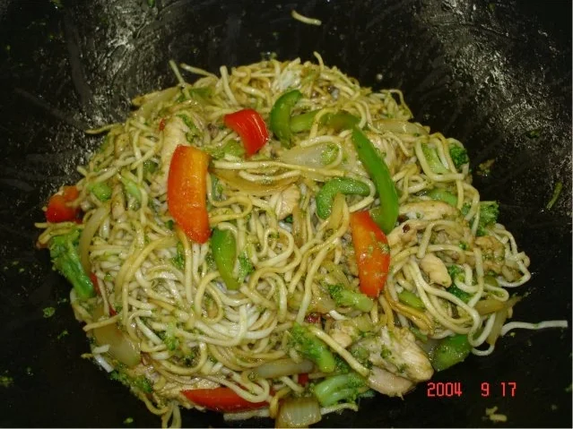 Gebratene Nudeln mit Putenbrustfilet und Gemüse - Rezept