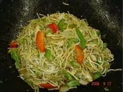 Gebratene Nudeln mit Putenbrustfilet und Gemüse - Rezept