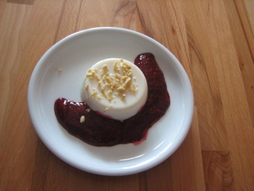 Panna Cotta fettarm mit Beerenspiegel - Rezept - kochbar.de