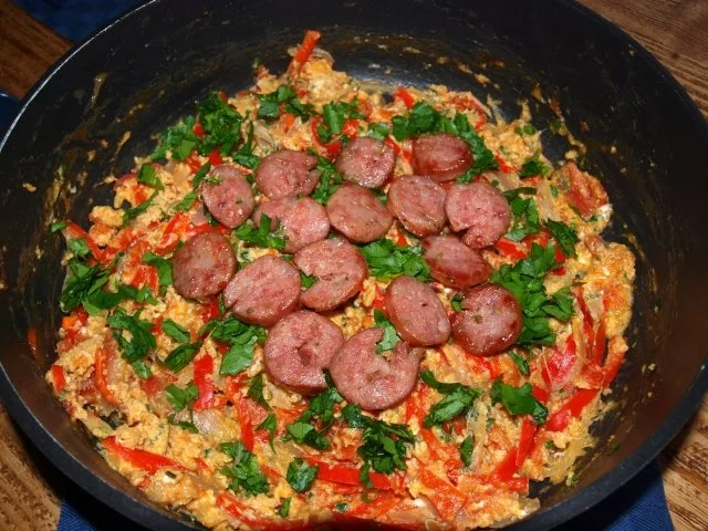 Rezept: Paprika-Rührei mit Bratwurstscheiben (Oeufs brouillés avec saucisse et poivrons) Paprika-Rührei mit Bratwurstscheiben (Oeufs brouillés avec saucisse et poivrons) - Rezept