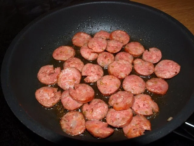 Rezept: Paprika-Rührei mit Bratwurstscheiben (Oeufs brouillés avec saucisse et poivrons) Bild Nr. 2 Paprika-Rührei mit Bratwurstscheiben (Oeufs brouillés avec saucisse et poivrons) - Rezept - Bild Nr. 2