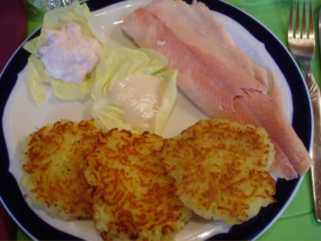 Rezept: Forellenfilet mit Reibekuchen und Dips Forellenfilet mit Reibekuchen und Dips - Rezept