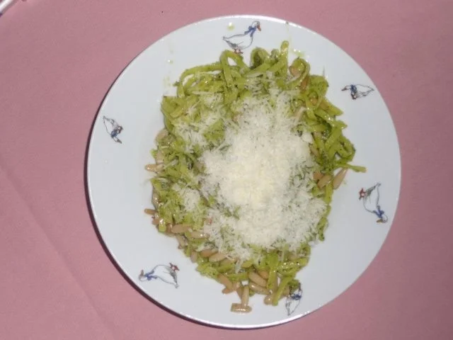 Nudeln mit selbstgemachtem Basilikumpesto - Rezept