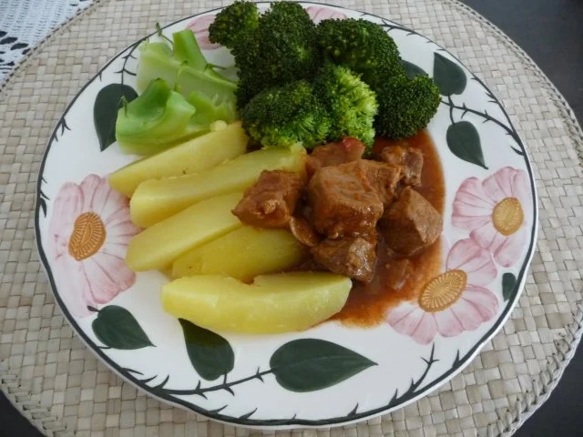 Küchenfee - Rezepte : Gedämpfte Kartoffeln und Broccoli mit Zwiebelgulasch vom Schwein - Rezept