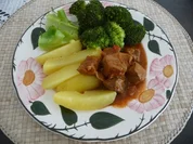 Küchenfee - Rezepte : Gedämpfte Kartoffeln und Broccoli mit Zwiebelgulasch vom Schwein - Rezept