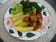 Küchenfee - Rezepte : Gedämpfte Kartoffeln und Broccoli mit Zwiebelgulasch vom Schwein - Rezept