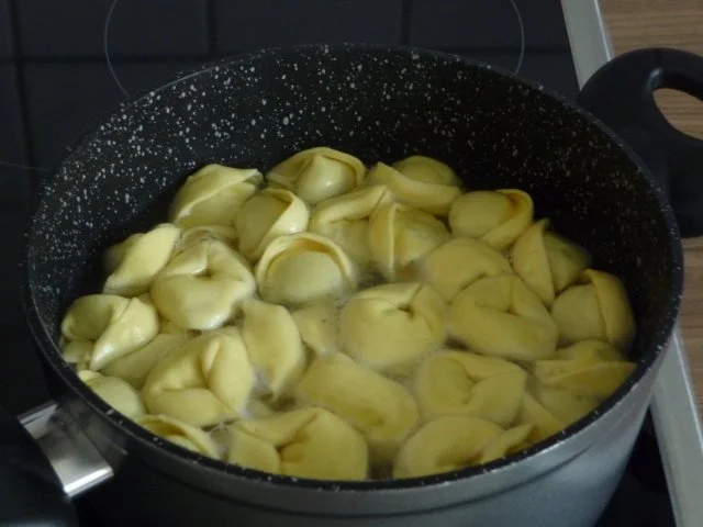 Resteverwertung* : ...meines Zwiebelgulasch dazu Spinat-Tortellini - Rezept - Bild Nr. 2