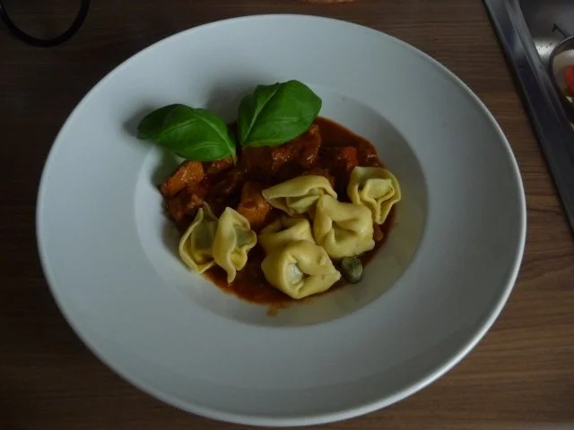 Resteverwertung* : ...meines Zwiebelgulasch dazu Spinat-Tortellini - Rezept