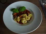 Resteverwertung* : ...meines Zwiebelgulasch dazu Spinat-Tortellini - Rezept