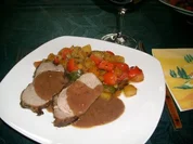 Lammbraten auf mediterranem Gemüsebett>> - Rezept