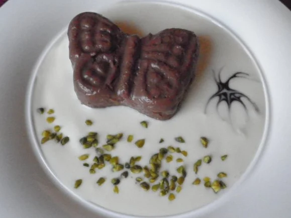 Schokoladenpudding auf weißer Schokoladensoße - Rezept