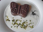 Schokoladenpudding auf weißer Schokoladensoße - Rezept