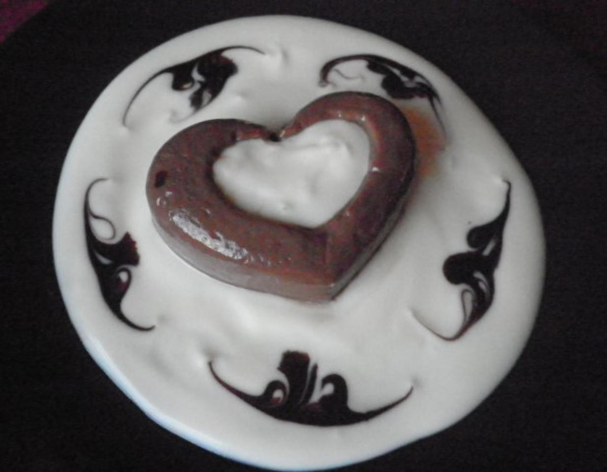 Schokoladenpudding auf weißer Schokoladensoße - Rezept - Bild Nr. 2
