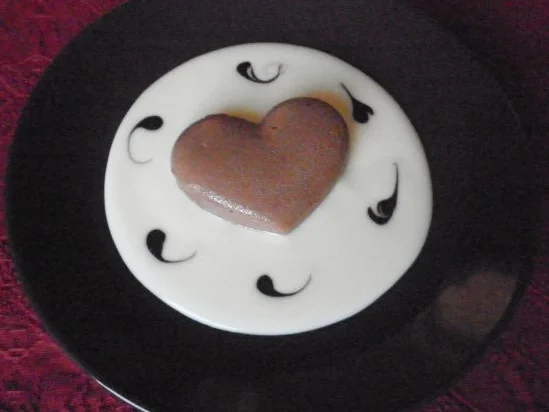 Schokoladenpudding auf weißer Schokoladensoße - Rezept - Bild Nr. 3