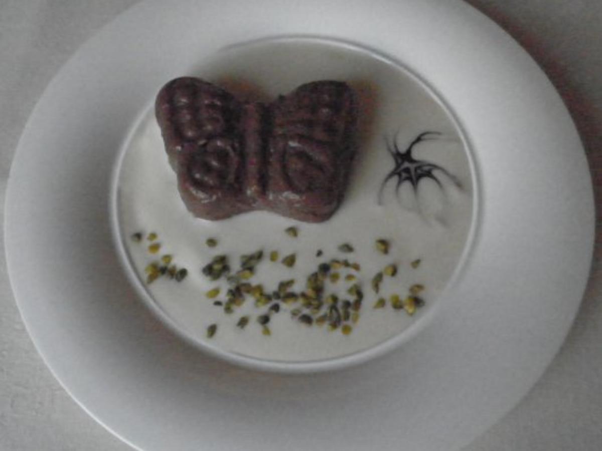 Schokoladenpudding auf weißer Schokoladensoße - schnell &amp; einfach - von ...