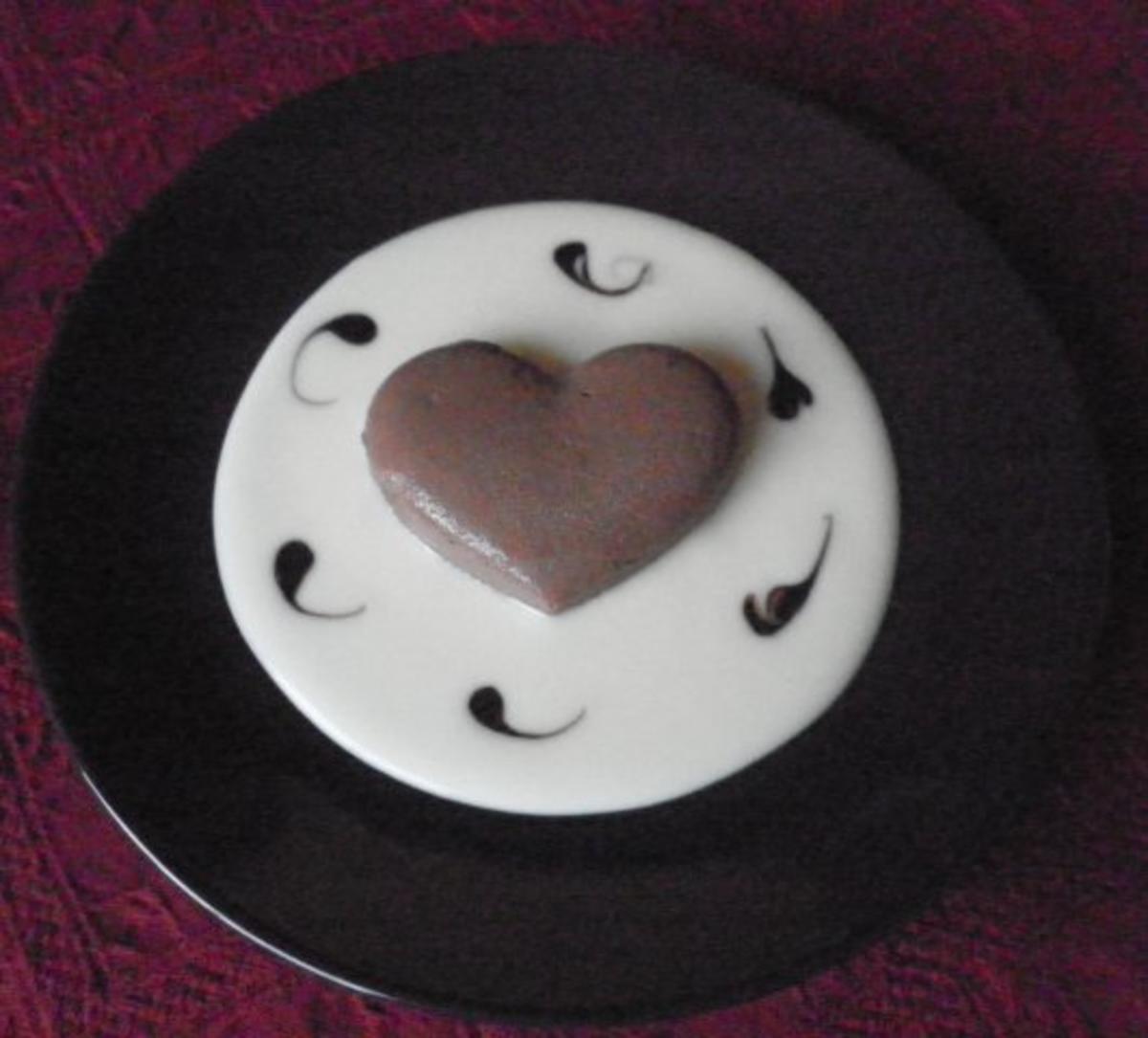 Schokoladenpudding auf weißer Schokoladensoße - Rezept - Bild Nr. 6