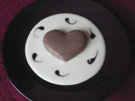 Schokoladenpudding auf weißer Schokoladensoße - Rezept - Bild Nr. 6