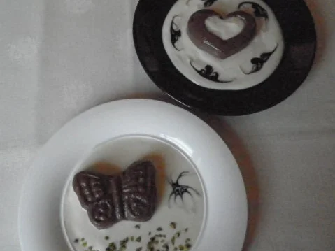 Schokoladenpudding auf weißer Schokoladensoße - Rezept - Bild Nr. 7