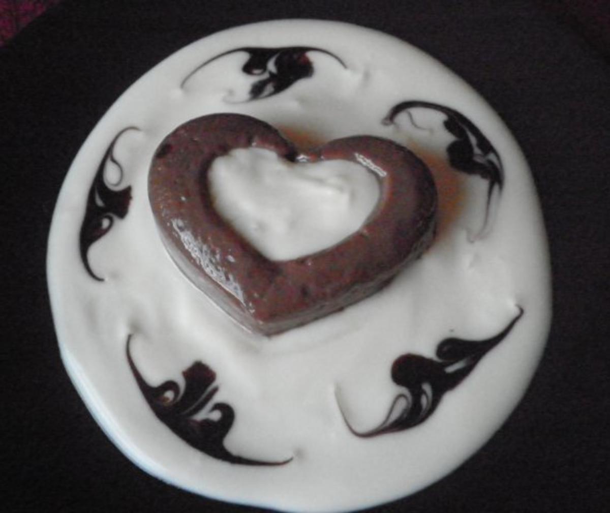 Schokoladenpudding auf weißer Schokoladensoße - Rezept - Bild Nr. 5