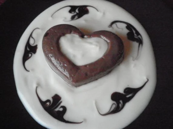 Schokoladenpudding auf weißer Schokoladensoße - Rezept - Bild Nr. 5