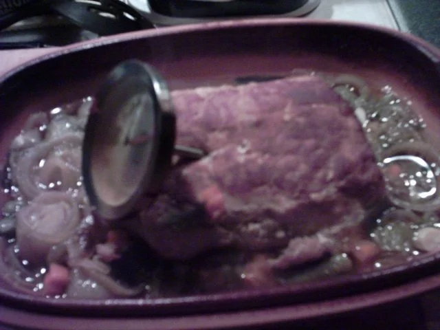 Schweinefleisch mit gefüllten Salzkartoffeln,Gemüserahmsoße,Buttermöhren und Bohnen im Spe - Rezept