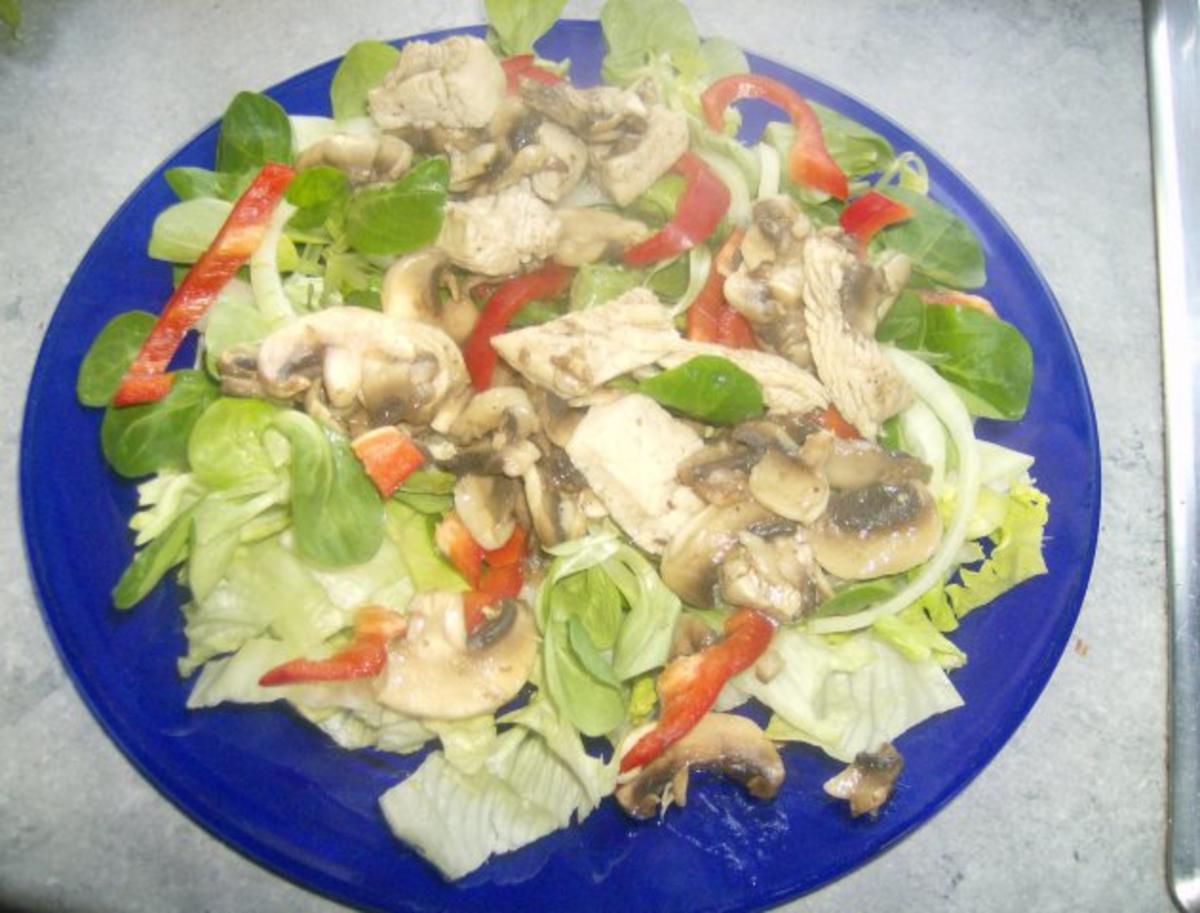 Salat mit warmen Schwammerl und Putenbrust - Rezept