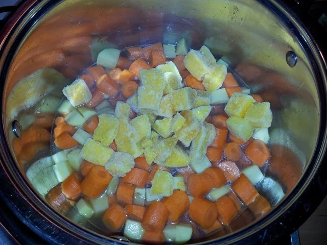 Rezept: Möhrensuppe mit Mango und Ingwer Bild Nr. 3 Möhrensuppe mit Mango und Ingwer - Rezept - Bild Nr. 3