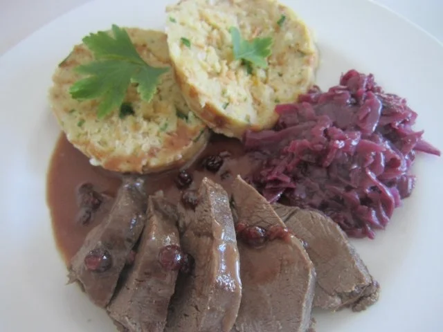 Rehrücken mit Blaukraut und Serviettenknödel - Rezept