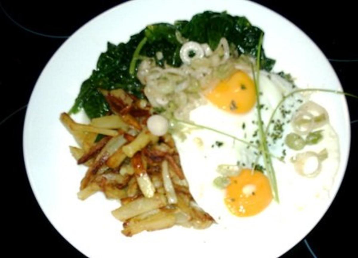 Striemchen-Kartoffeln mit Spiegeleier u.  frischem Spinat - Rezept
