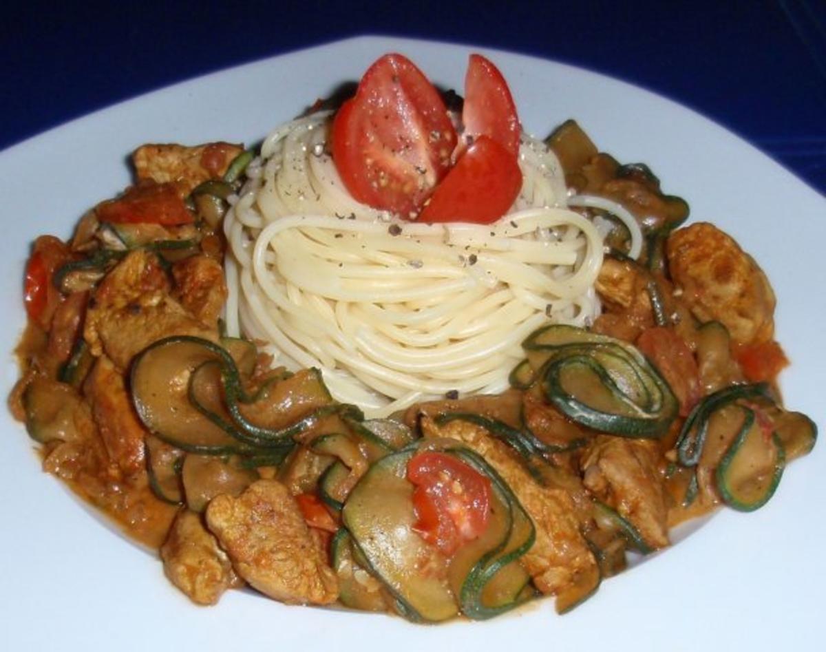 Zucchini-Filet-Pfanne mit Spaghetti - Rezept