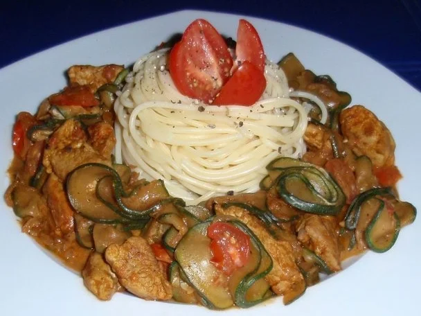 Rezept: Zucchini-Filet-Pfanne mit Spaghetti Zucchini-Filet-Pfanne mit Spaghetti - Rezept
