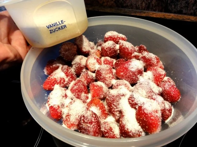 Biskuit:  ERDBEER - SAHNE - ROLLE - Rezept - Bild Nr. 4