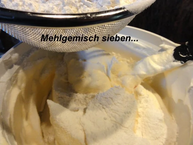 Biskuit:  ERDBEER - SAHNE - ROLLE - Rezept - Bild Nr. 7