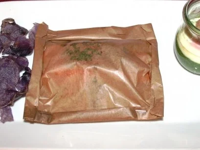 Lachs in Pergament gegart, dazu ein Ei auf getrüffeltem Crèmespinat - Rezept